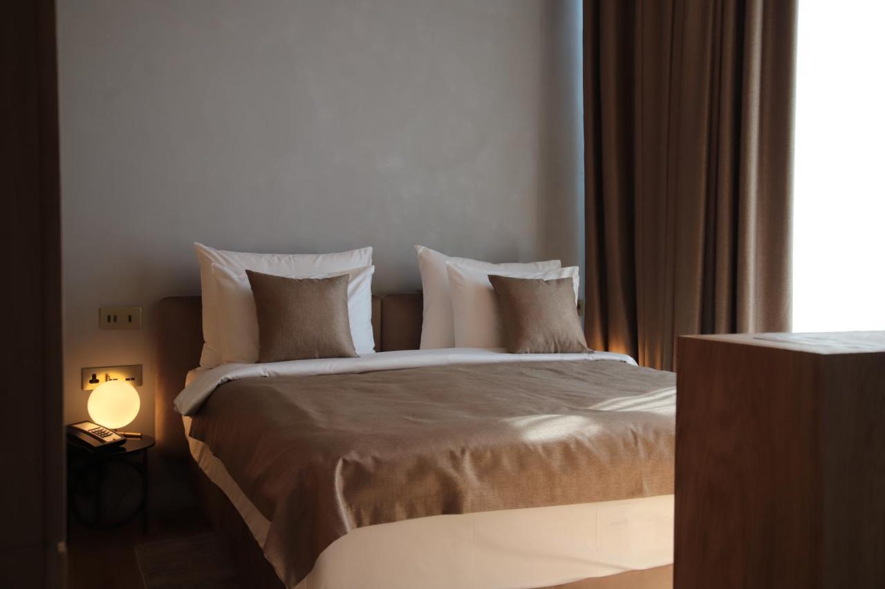 The Veil Hotel Astaná Exterior foto A bedroom at the hotel