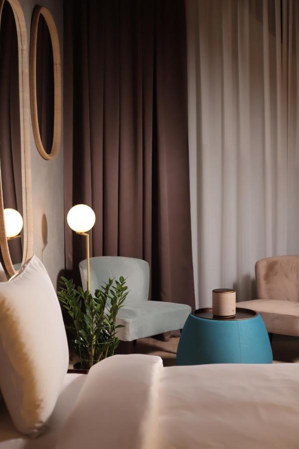 The Veil Hotel Astaná Exterior foto Curtains in a living room
